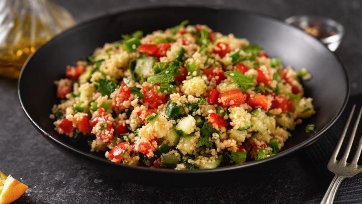 Couscous-Salat in einer Schüssel