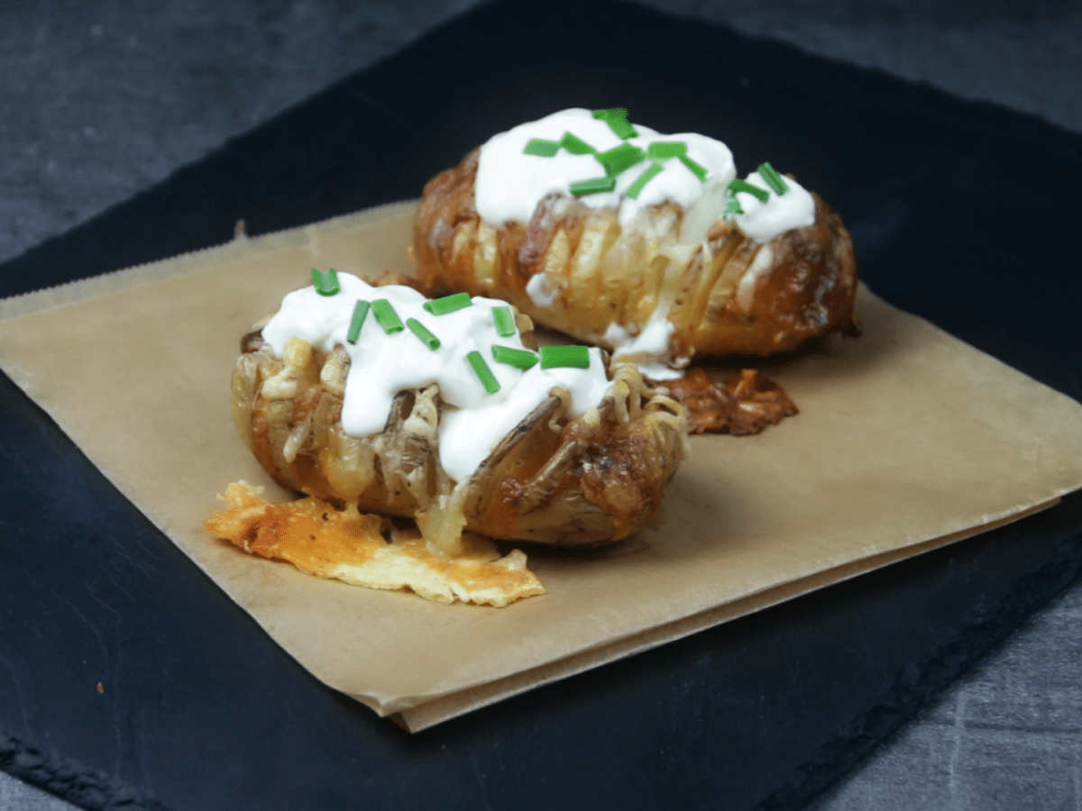 Backblech mit gefächerten Ofenkartoffeln mit Käse