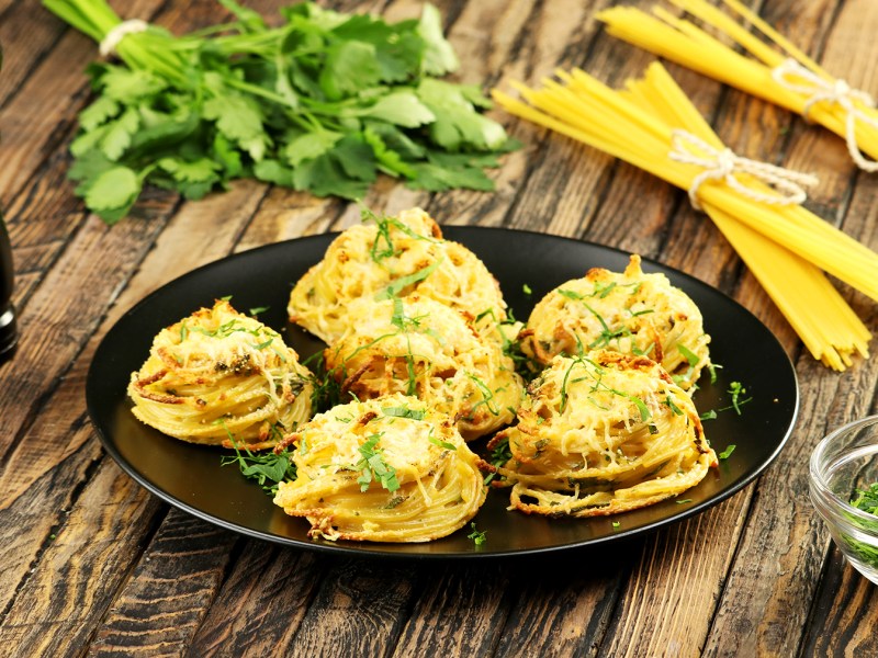 Teller mit Spaghetti-Küchlein