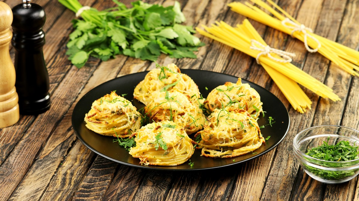 Teller mit Spaghetti-Küchlein