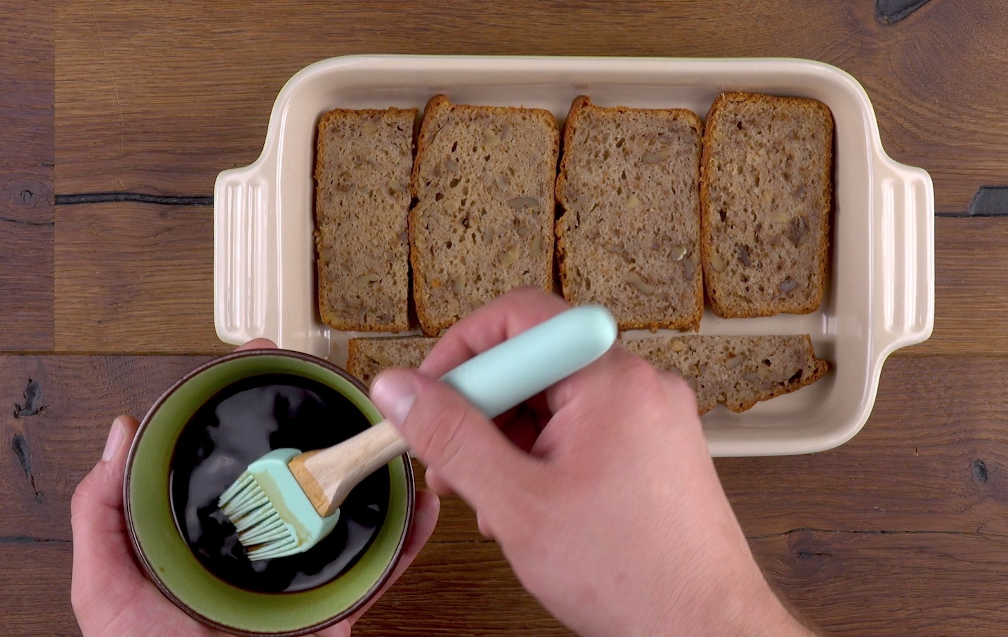 Bananenbrot in Auflaufform wird mit Espresso bestrichen