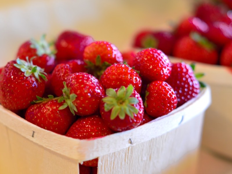 Erdbeeren lagern: Zwei Holzkörbchen voller frischer Erdbeeren.