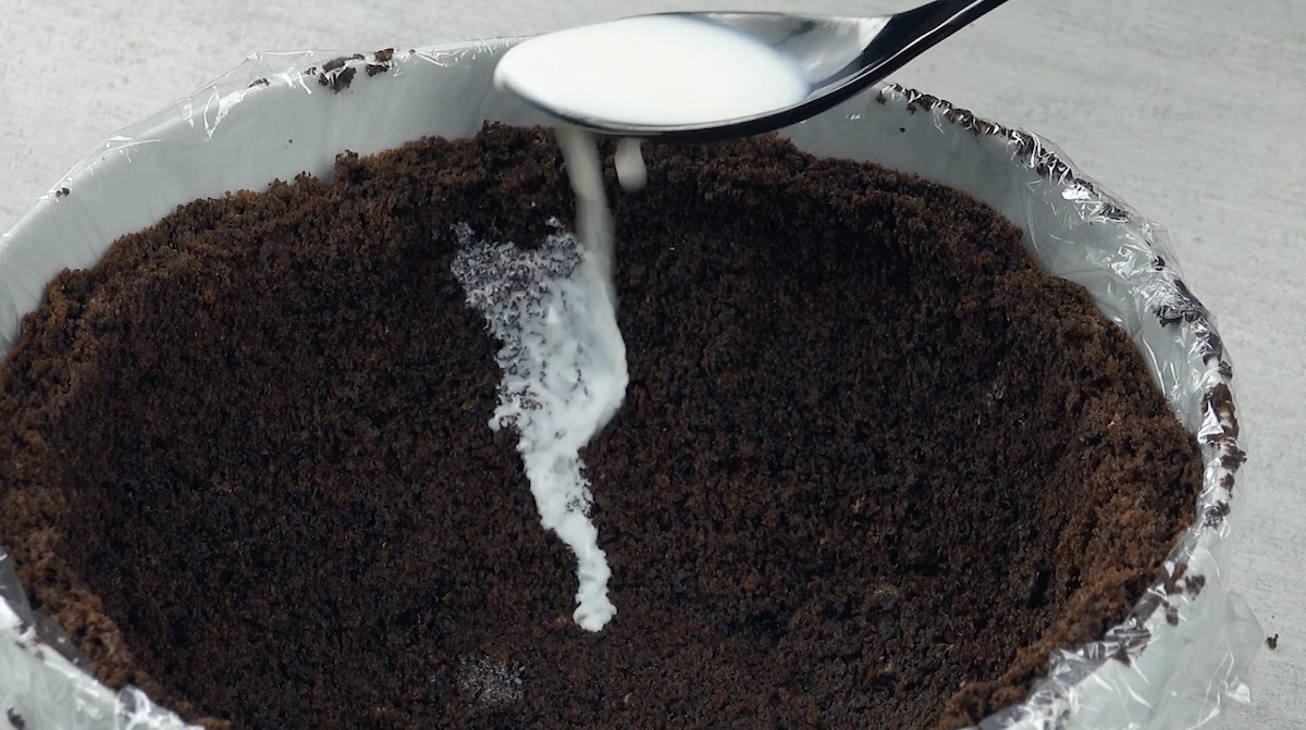 Schokokuchen in der Schale wird mit Milch getrÃ¤nkt.