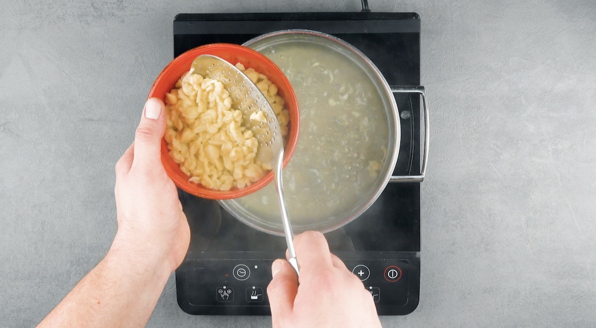 Fertig gekochte SpÃ¤tzle werden aus heiÃŸem Wasser abgeschÃ¶pft