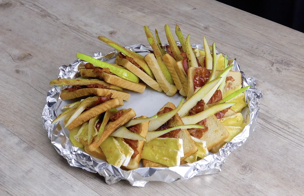 Ein Toast-Ring mit Birnen und Camembert in einem Ring aus Alufolie.