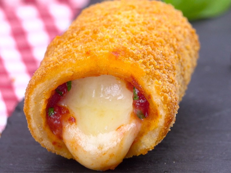 ein Mozzarella-Stick mit Tomatenfüllung