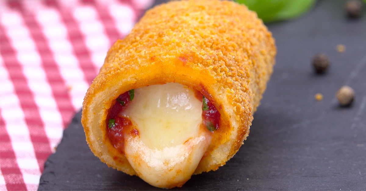 ein Mozzarella-Stick mit Tomatenfüllung