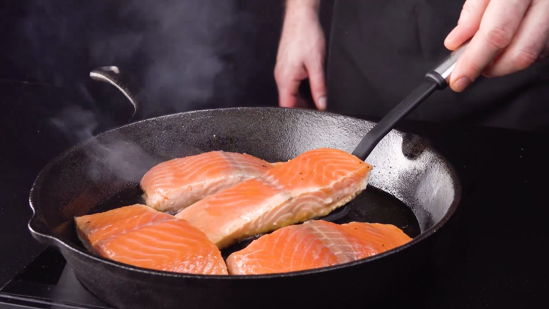 4 StÃ¼cken Lachs werden in einer Pfanne angebraten