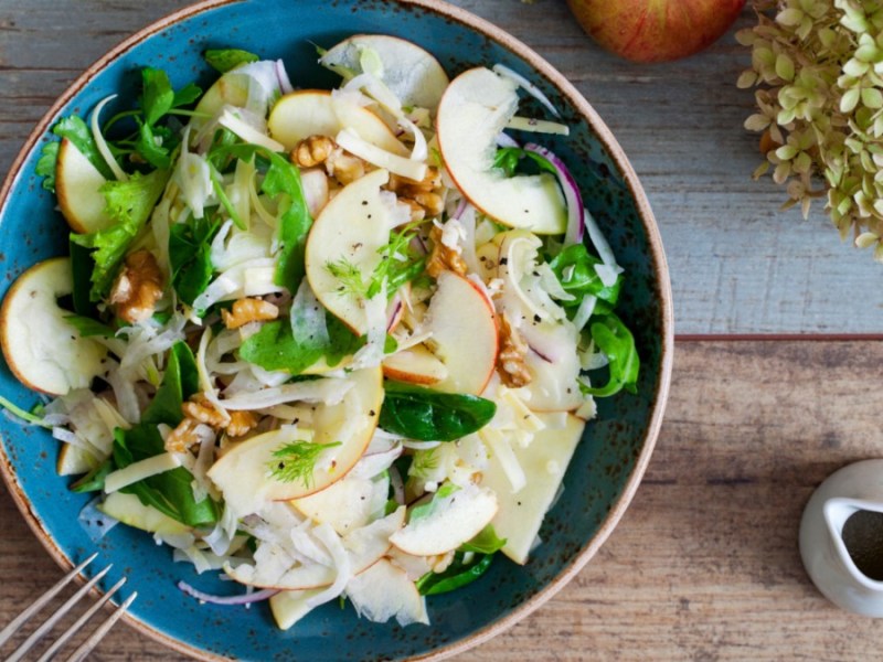 Schale mit Fenchel-Apfel-Salat