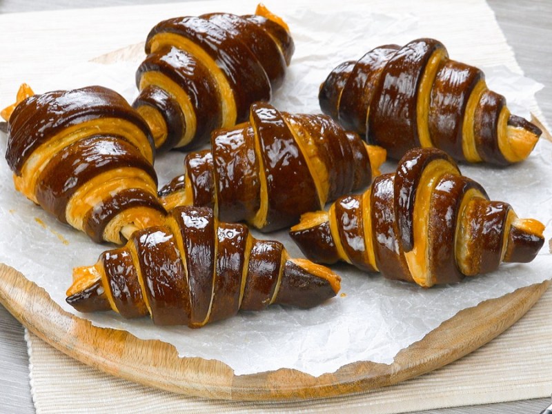 Mit Nougat gefüllte Schokocroissants auf einem Teller