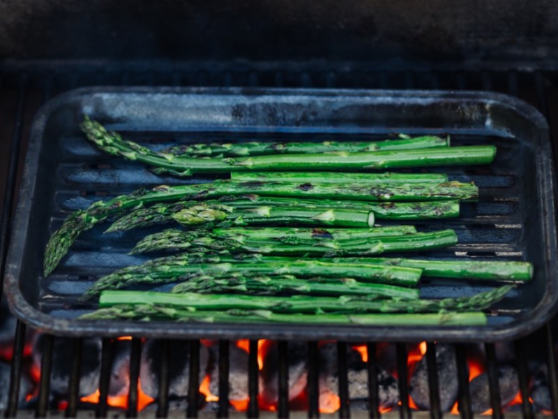 Gegrillter Spargel auf dem Grill.