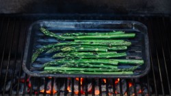 Gegrillter Spargel auf dem Grill.