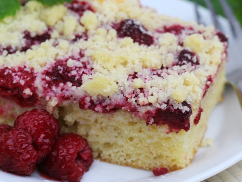 Teller mit einem Stück Himbeer-Streuselkuchen