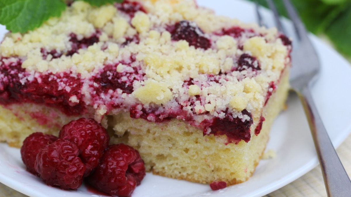 Teller mit einem Stück Himbeer-Streuselkuchen