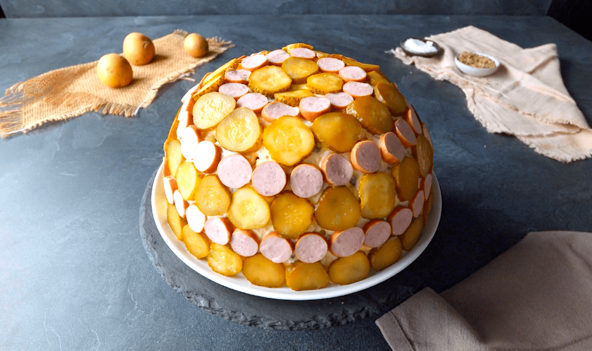 Kartoffelsalat mit Wiener WÃ¼rstchen in Kuppelform