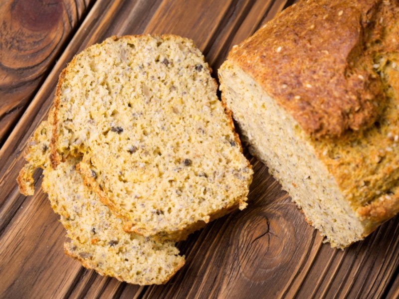 Kichererbsen-Brot mit Quinoa auf einem Holztisch