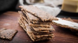 Ein Stapel Low-Carb-Knäckebrote.