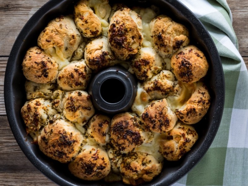 Monkey Bread in Kuchenform in der Draufsicht.