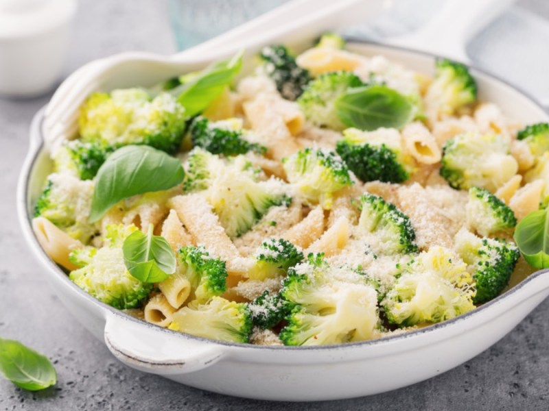 Eine Auflaufform mit One-Pot-Pasta mit Brokkoli.