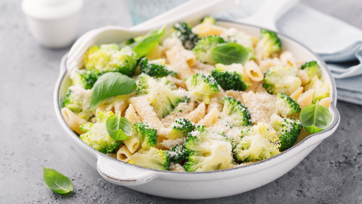 Eine Auflaufform mit One-Pot-Pasta mit Brokkoli.