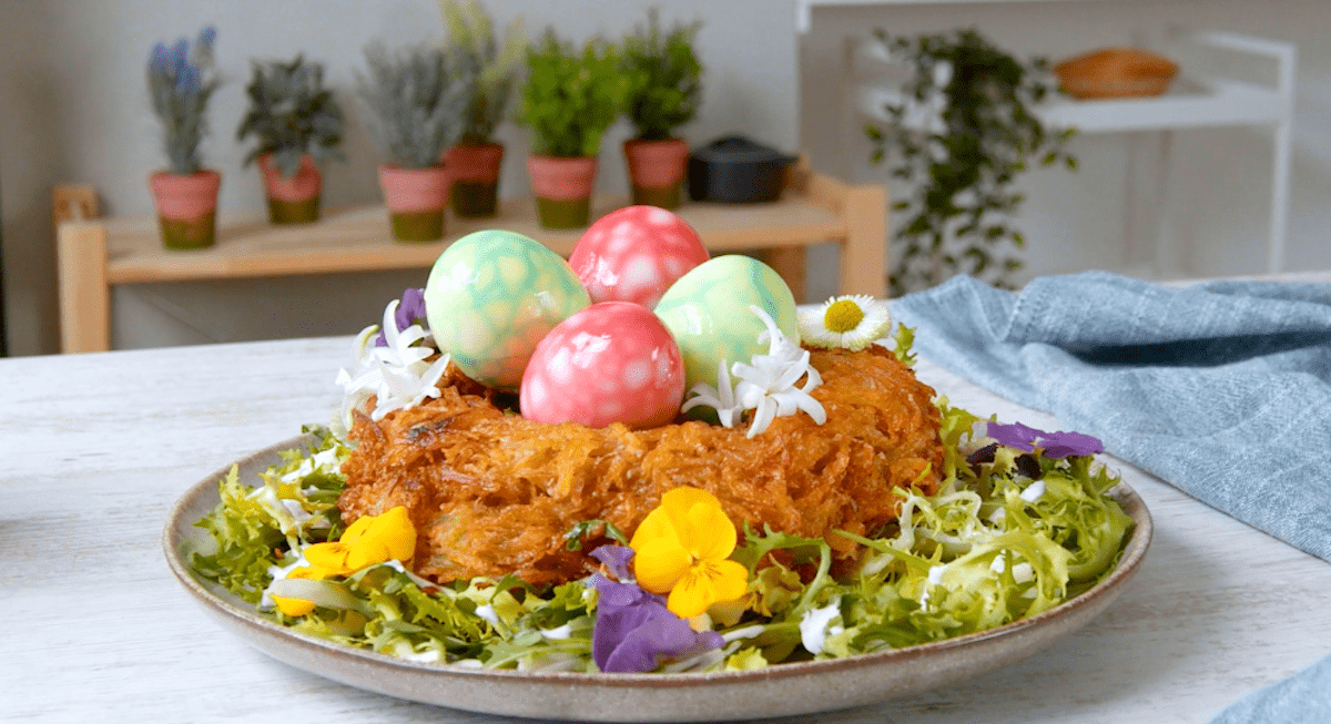 Osternest aus geriebenen Kartoffeln und bunten Eiern