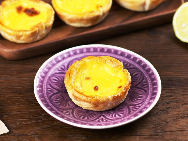 Portugiesisches Puddingtörtchen Pastel de Nata auf einem Teller