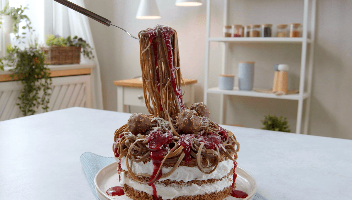 Fertige Schokoladentorte mit FrischkÃ¤secreme und Oreo-Nudeln