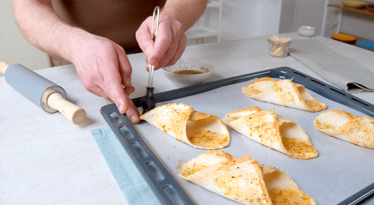 ToastrÃ¶llchen werden mit einer OlivenÃ¶l-Oregano-Mischung bestrichen.