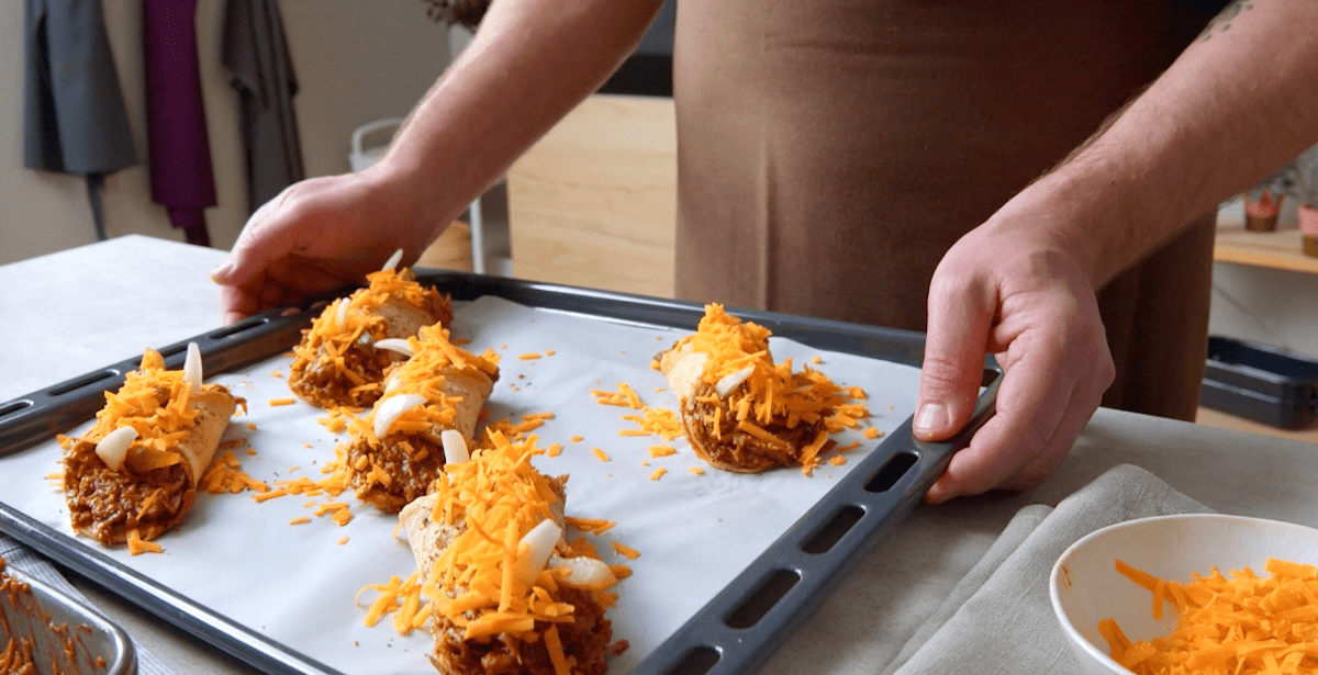 Mit Pulled Pork gefÃ¼llte ToastrÃ¶llchen vor dem Backen