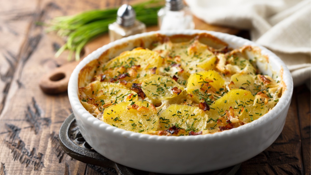 Auflauf Gratin Unterschied: eine Auflaufform mit Kartoffeln und Käse