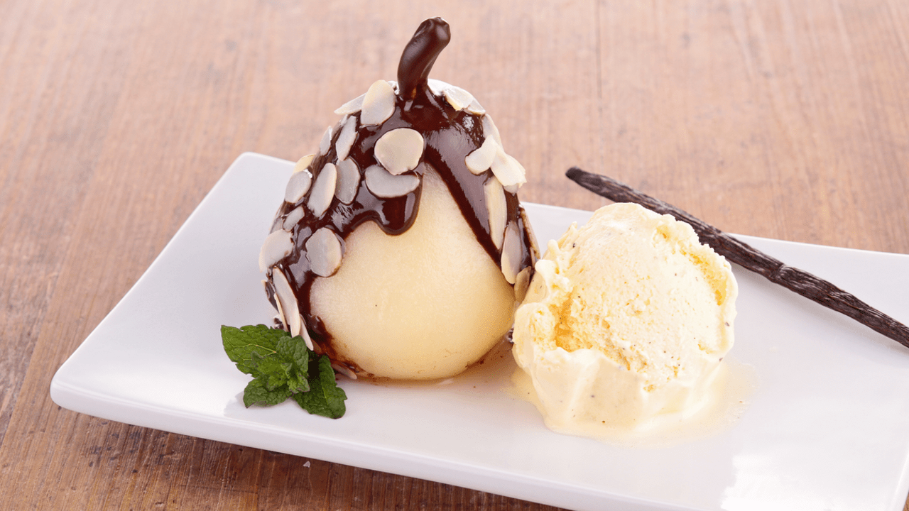 Birne Helene mit Schokosauce und Vanilleeis