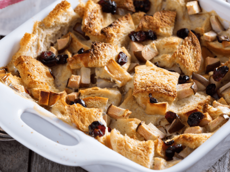 Brotpudding mit Birnen und Cranberrys in Auflaufform