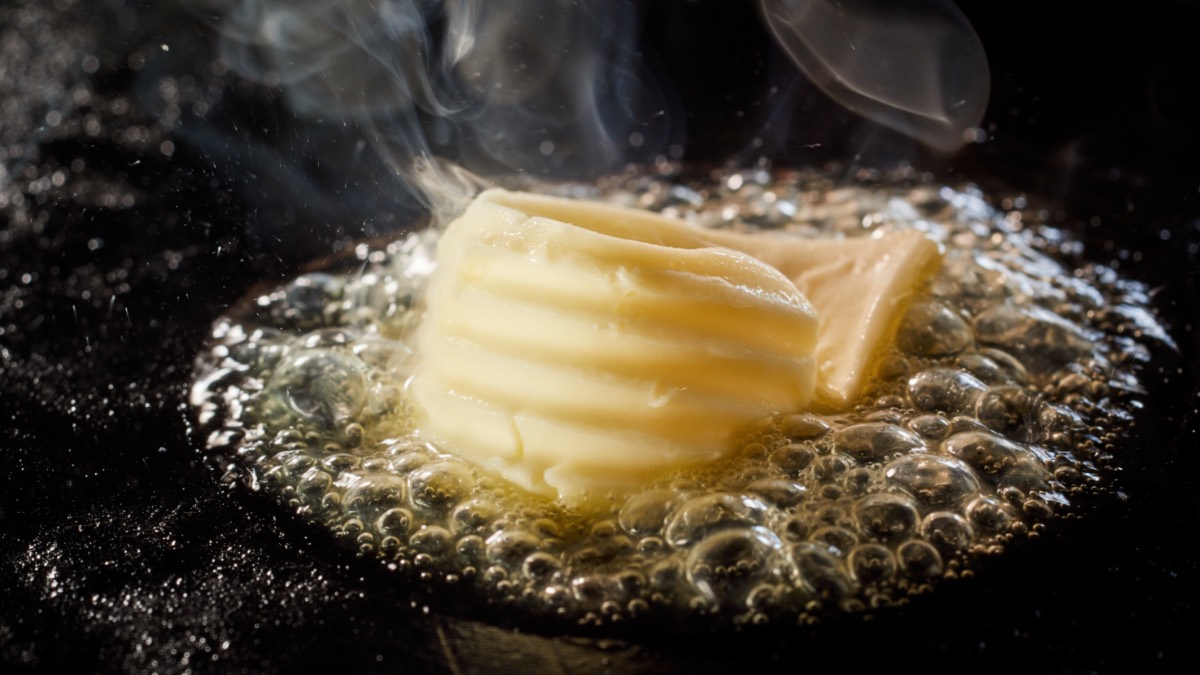 Ein StÃ¼ck Butter zerschmilzt in heiÃŸer Pfanne