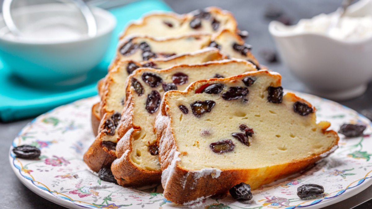 KÃ¤sekuchen mit Rosinen auf Teller