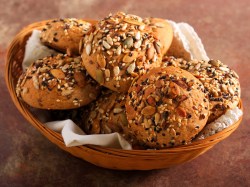 Mehrere Körnerbrötchen in einem Brotkorb