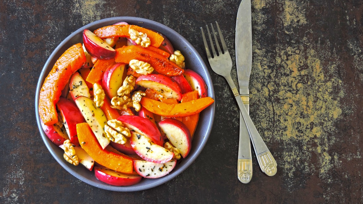 KÃ¼rbis-Apfel-Salat mit WalnÃ¼ssen in einer SchÃ¼ssel