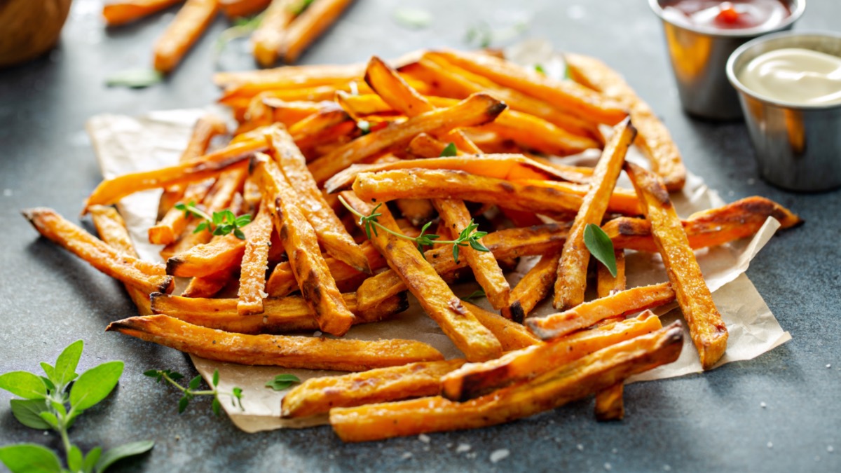 Pommes im Ofen knusprig machen mit einfachem Trick