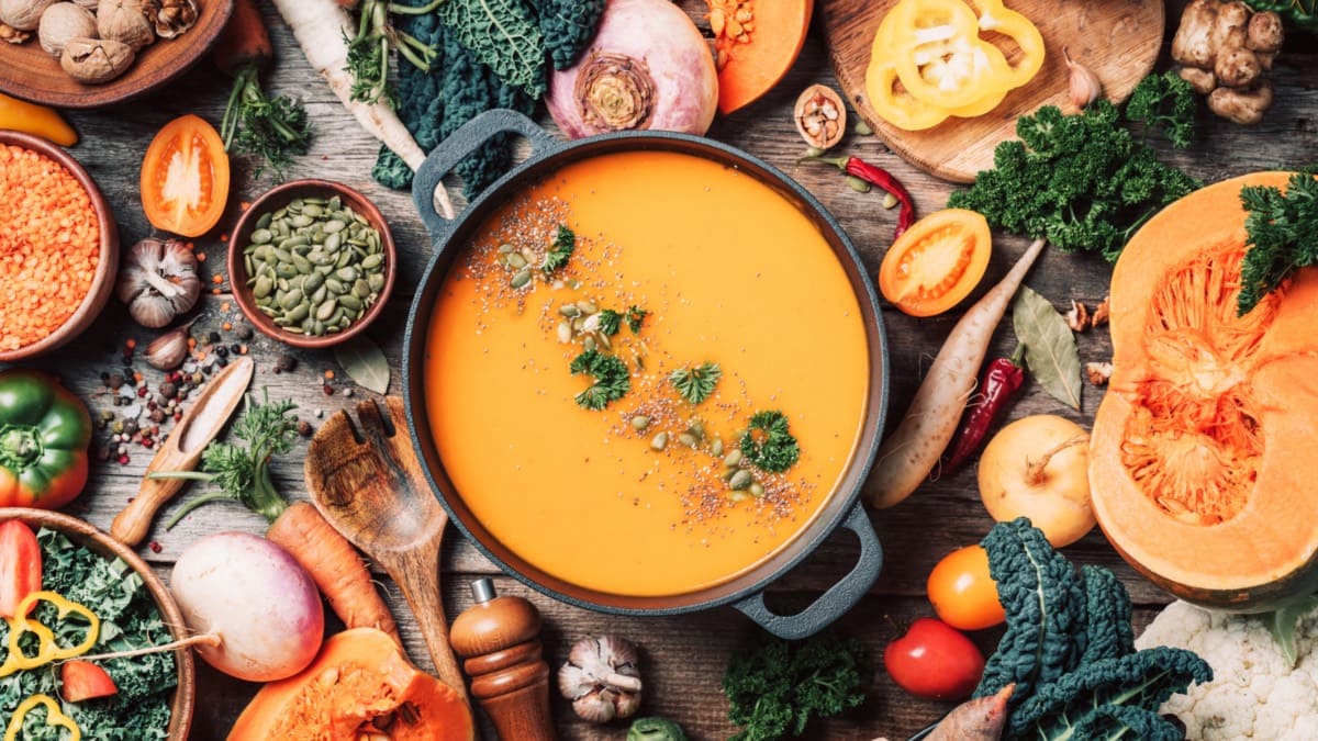 HerbstgemÃ¼se um einen Topf mit KÃ¼rbissuppe