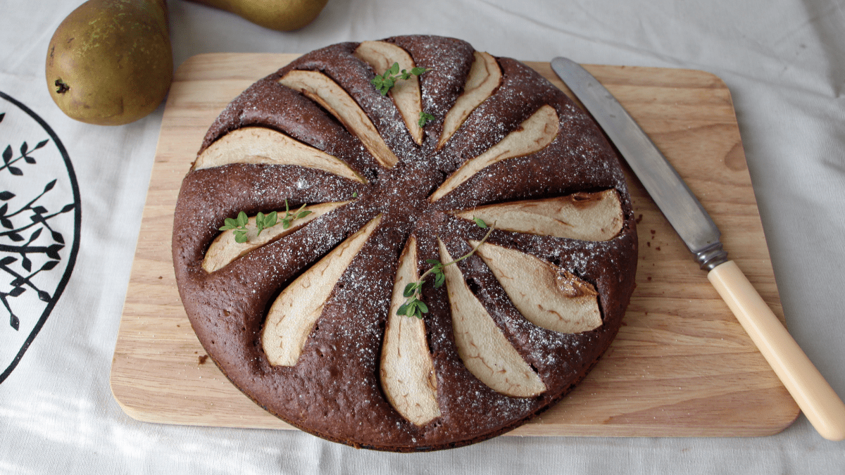 Schoko-Birnen-Kuchen auf Holzbrett