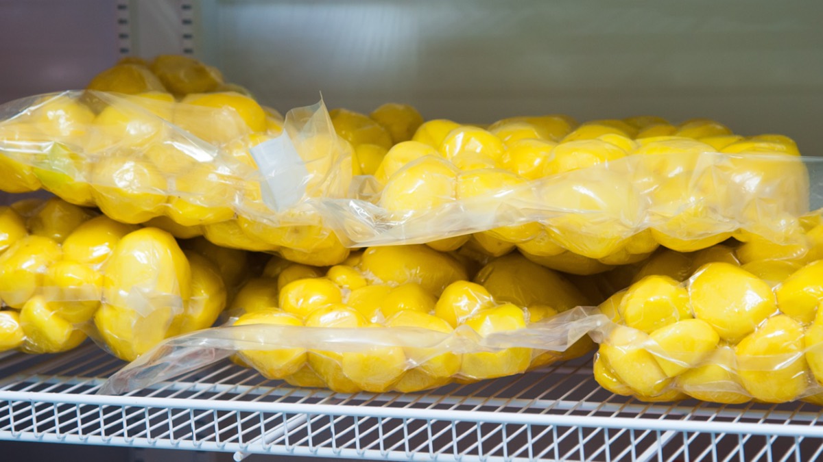 Mehrere Beutel vakuumverpackte Kartoffeln im Gefrierschrank.