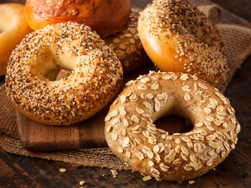 Bagels auf einem Brett drapiert.