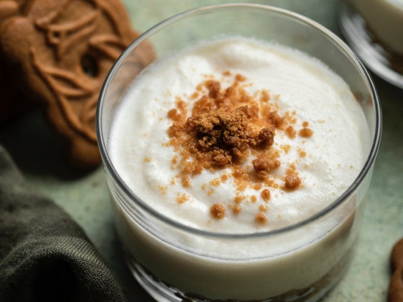 Ein Spekulatius-Tiramisu im Glas. Daneben ein Keks.