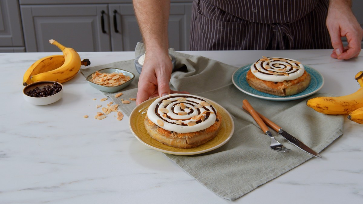 Zwei Bananensplit-Kuchen mit Sahne und Schokoladensoße.