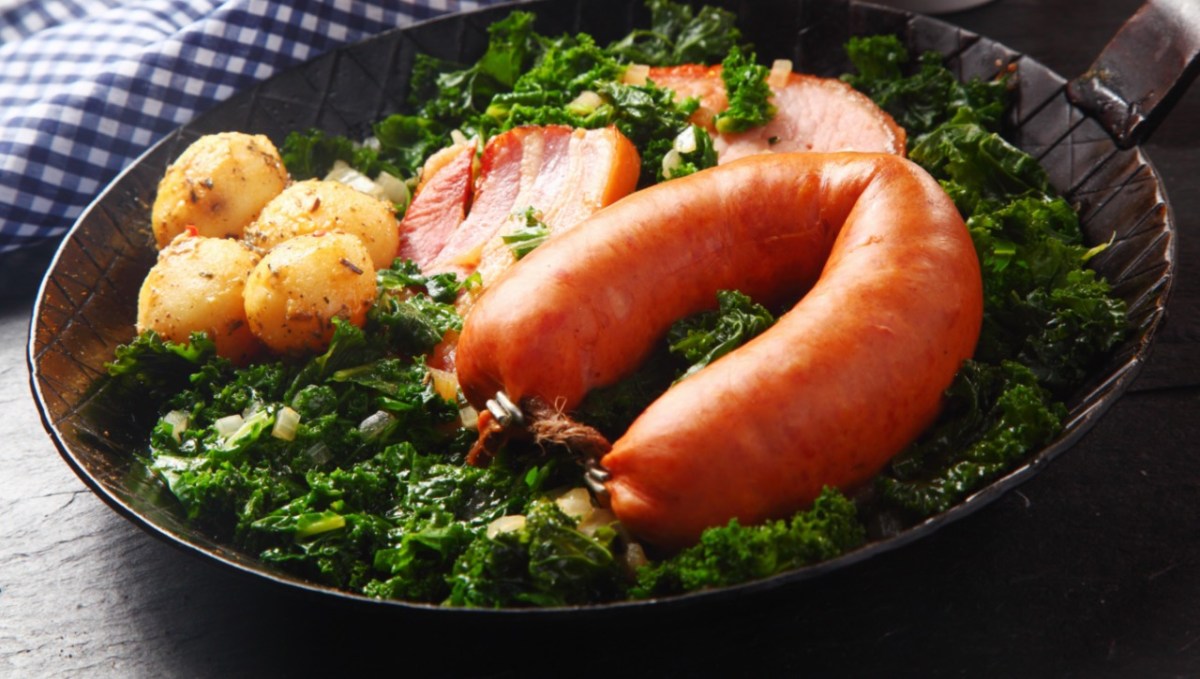 Eine Portion Grünkohl mit Pinkel, Kassler und Kartoffeln.