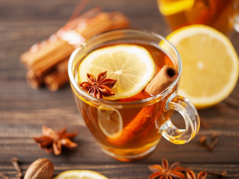 Eine Tasse Hot Toddy mit Zimtstange, Sternanis nud Zitrone