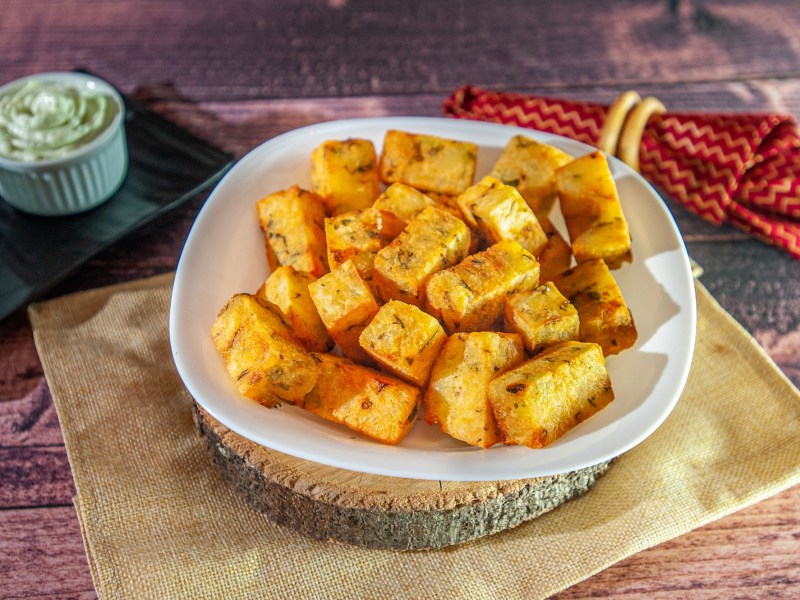 Knusprige Polenta in einer weißen Schale serviert mit Mayo und Ketchup