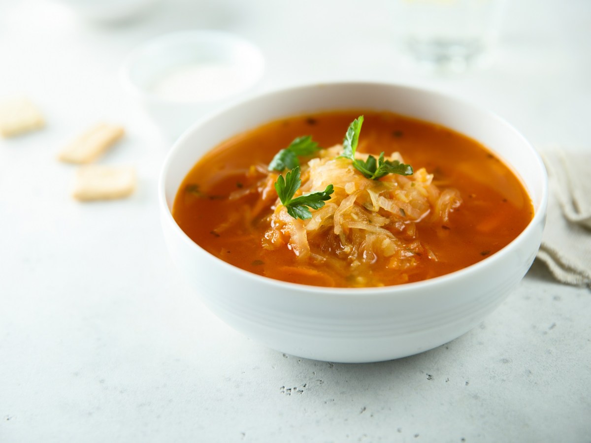 Eine Schüssel Sauerkrautsuppe mit Petersilie garniert.