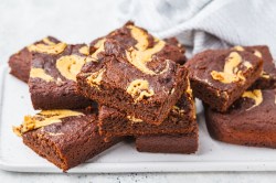 Bananen-Erdnussbutter-Brownies auf einem weißen Teller