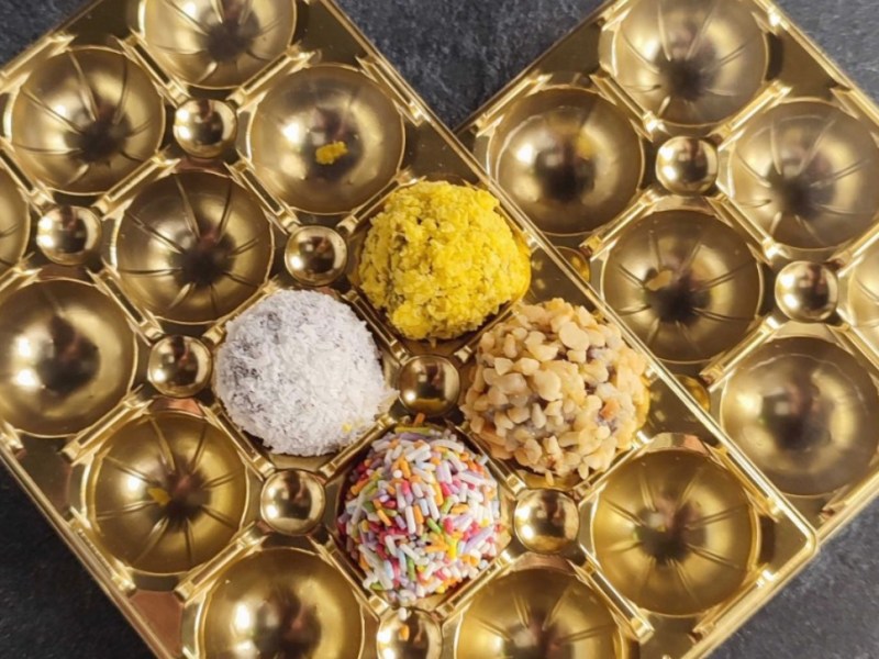 4 Brigadeiros mit verschiedenen Toppings in einer Herzschachtel aus Toffifee-Packungen.