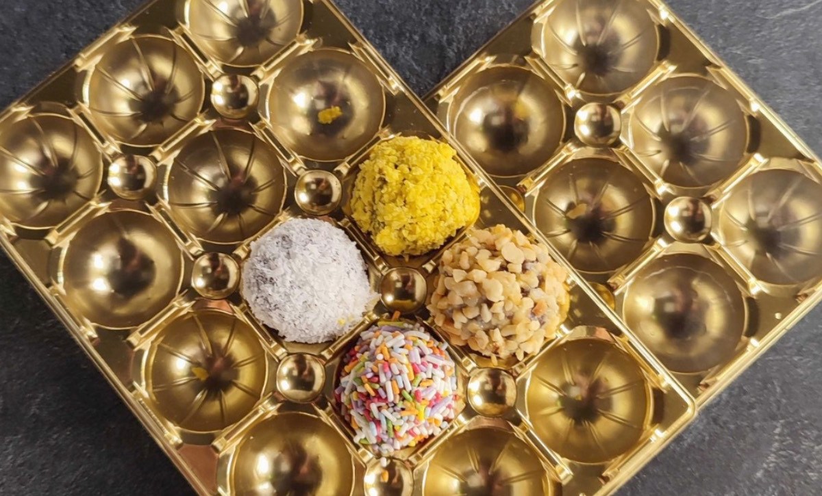 4 Brigadeiros mit verschiedenen Toppings in einer Herzschachtel aus Toffifee-Packungen.